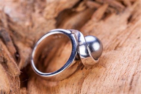 Серебряное кольцо на безымянном пальце снимает переизбыток напряжения в ...