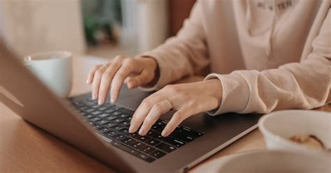 Как завершить email: полезные выражения на английском