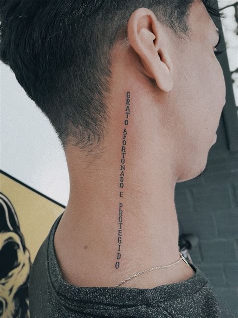 Tatuagem Atrás Da Orelha Frase - Tatuagem frase | Tatuagem atrás da orelha, Tatuagem no pescoço, Frases ...