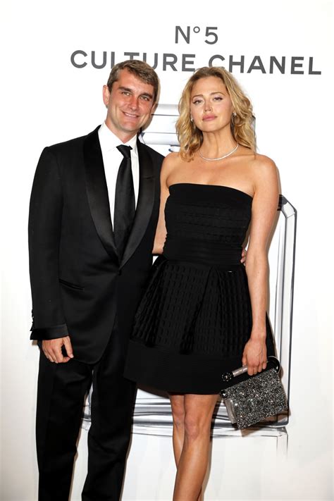 Photo : Estella Warren et son compagnon - Exposition N°5 Culture Chanel