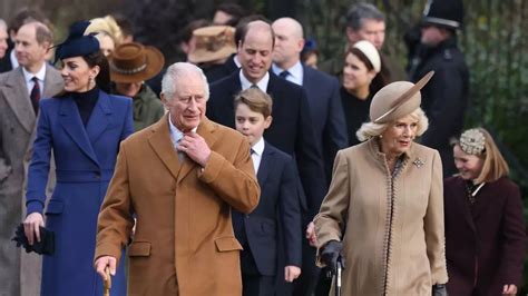 Royals in Sandringham RECAP: Smiling Kate and children greet crowds as ...