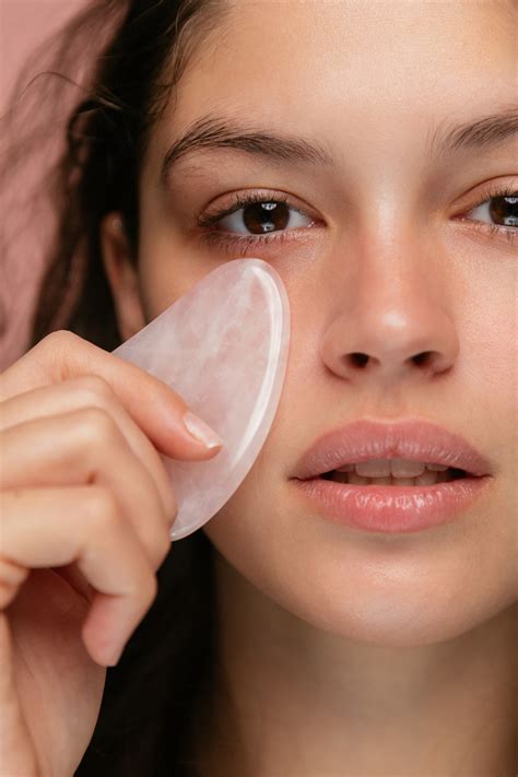 Gua-Sha-Stein-Anwendung: Mit diesen Profi-Tipps gelingt die ...