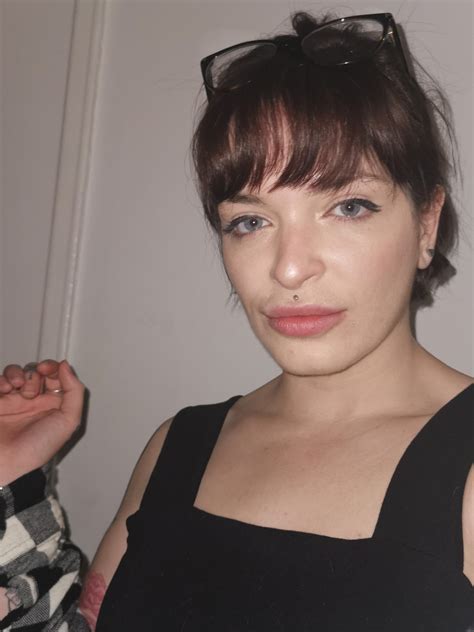 I'm so pale and I friggen love it : r/palegirls