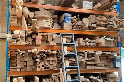 Заказать лестницу: производство и продажа от завода лестниц ...