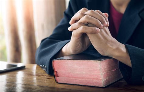 Christian man praying with the Bible, Pray and worship concept. 8034949 ...