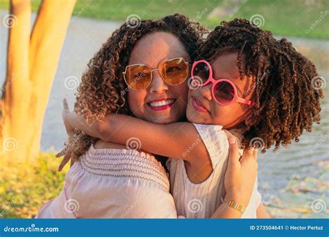 portrait   mother   daughter   park  summer
