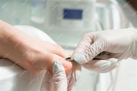 Medico Que Cuida Do Pe - Um médico podólogo que cuida dos procedimentos cosméticos das unhas dos ...