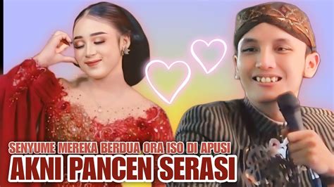 akni  serasi ketika sepanggung berdua saling senyum gawe senenge