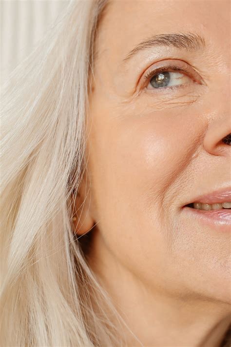 The Best Eyeliner for Mature Eyes: Tips and Techniques for a Flawless