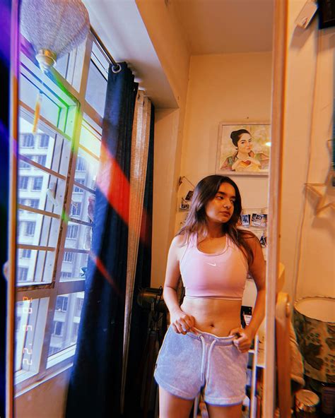 Anushka Sen shares super sensuous bedroom pics, looks irresistible in