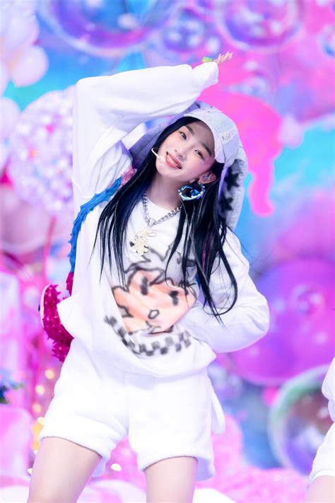 230115 NewJeans Minji 'OMG' at Inkigayo | kpopping