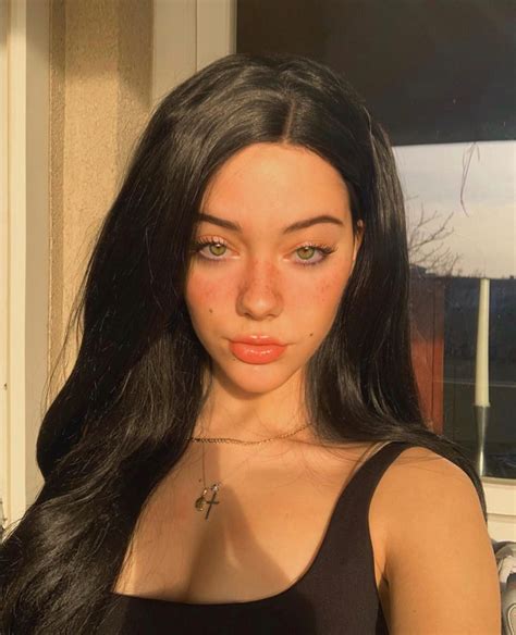 The real princess always got her ideal hair 🖤👼🏻👑💅🏻👠 @vanessa.rhd is