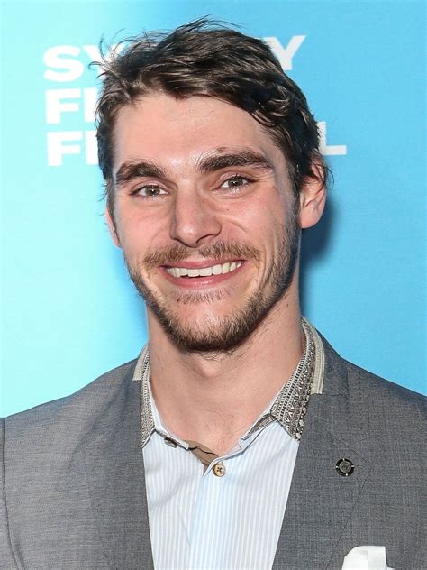Rj Mitte Age Net Worth Height Affair Family And More - vrogue.co