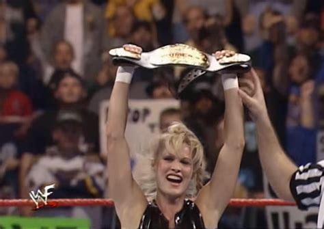 WWE: 5 Reasons Chyna Was The Biggest Female Star Of The 90s (& 5 Why It