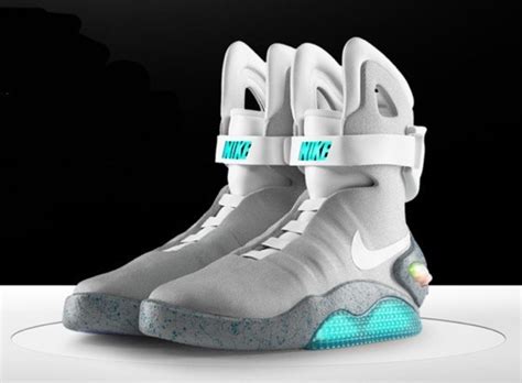 Марти всё-таки примерил настоящие самозашнуровывающиеся кроссовки Nike ...