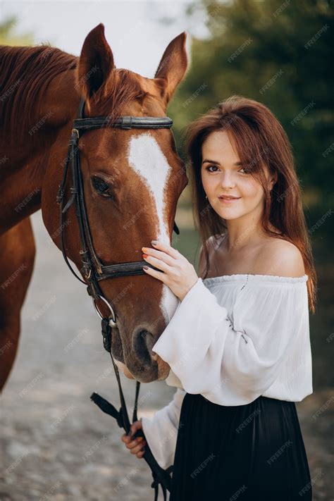 Mujer, con, caballo, en, bosque | Foto Gratis