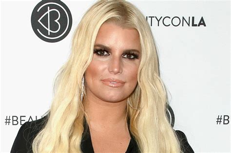 Jessica Simpson Naked and Pregnant on Elle Cover [PHOTOS]