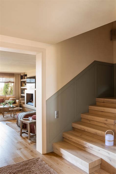 coloca  arrimadero  pintalo en  color diferente  la pared