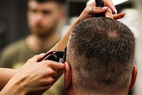 Мужская стрижка в барбершопе: ножницами или машинкой?