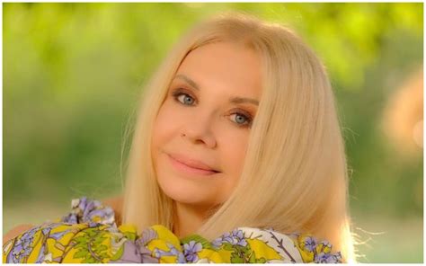 65-річна мама Дана Балана похвалилася стрункими ніжками у міні-шортах і ...