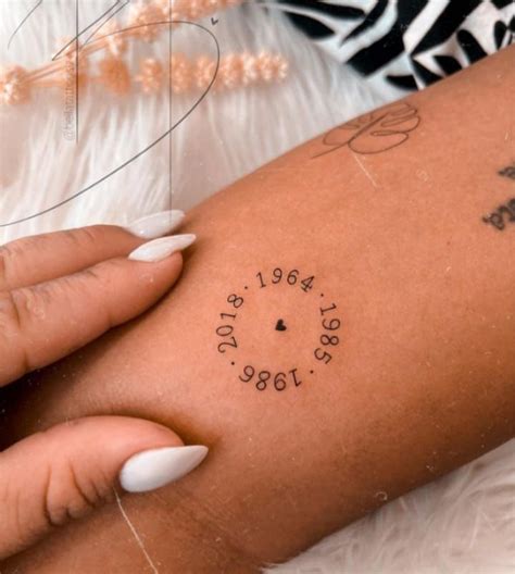 Tatuagem Feminina Data De Nascimento - Tatuagem inspiração feminina | Tatuagem com datas de nascimento, Ideia ...