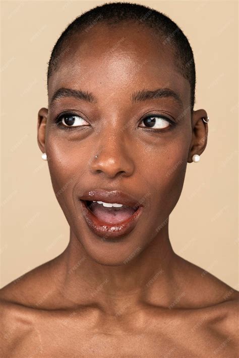 Tête de femme nue noire sur fond beige | Photo Premium