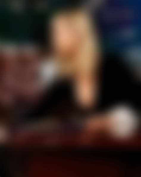 Brie Larson milky tits : StrokeItToCelebs