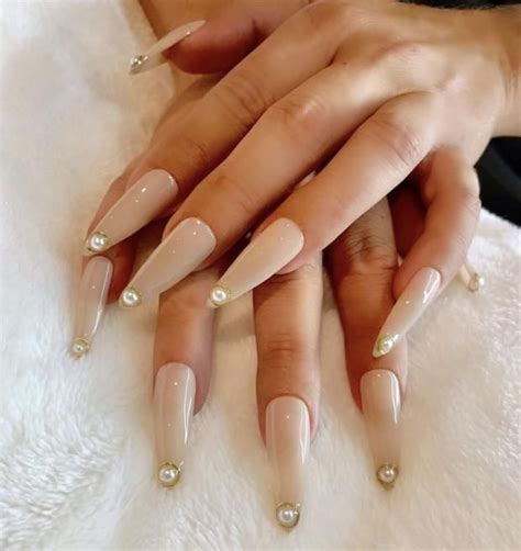 Маникюр с жемчугом: стильные и элегантные идеи дизайна ногтей | Nails ...