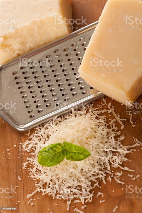 keju parmesan  piring kayu terisolasi  atas latar belakang putih