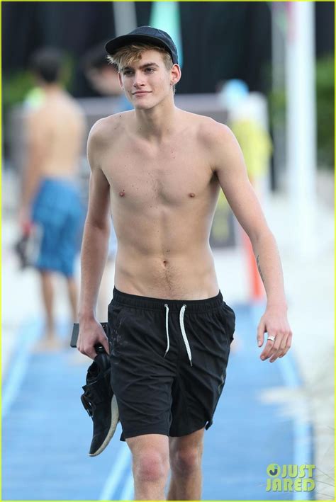Shirtless Presley Gerber Enjoys a Day at the Beach in Miami! | Photo