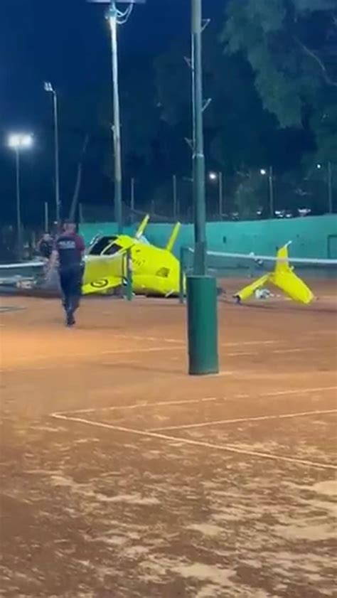 Un helicóptero turístico cayó sobre una cancha de tenis en Buenos Aires