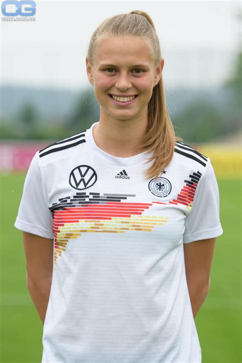 Klara Buehl nackt, Nacktbilder, Playboy, Nacktfotos, Fakes, Oben Ohne