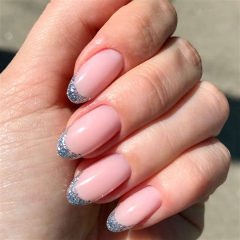 Jasne paznokcie z brokatem. Modny manicure na lato 2024