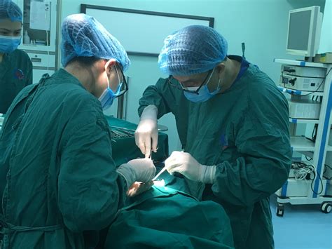 PHẪU THUẬT CẮT U NANG GIÁP MÓNG BỘI NHIỄM