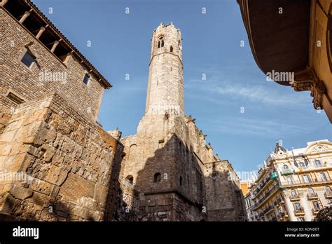 Old town of Barcelona Stock Photo - Alamy