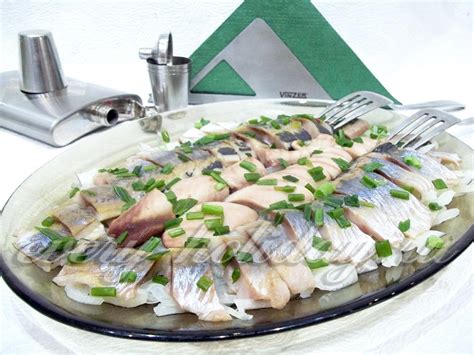 Селедка с луком и уксусом и маслом