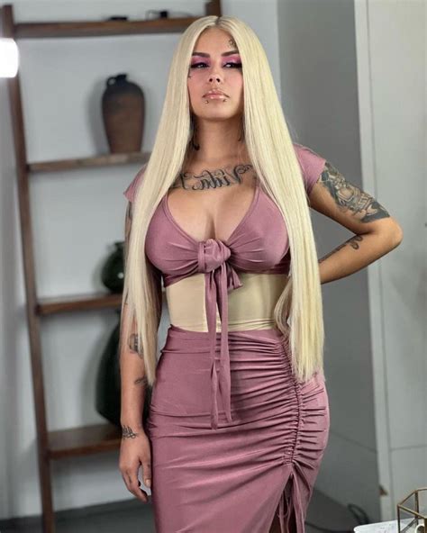 Mona se pinta el pelo de rubia y la comparan con Kim Kardashian