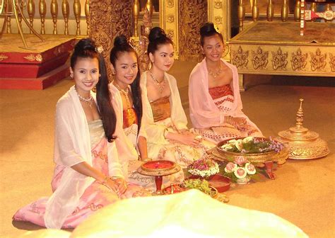 Beautiful Asian girls of Thailand: Thailand Babes on the beach presents