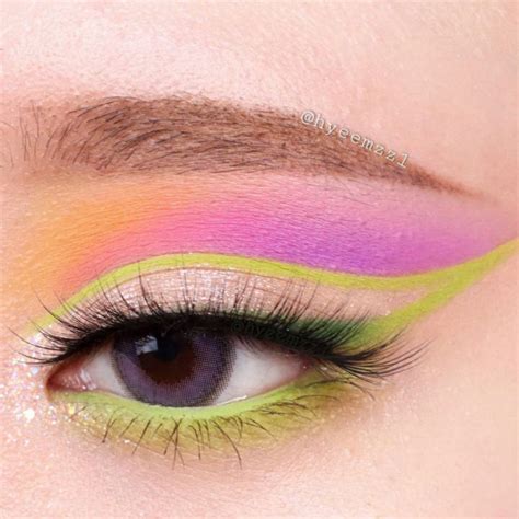 35 Eyeshadow Makeup Looks — Pink and Yellow Graphic Line