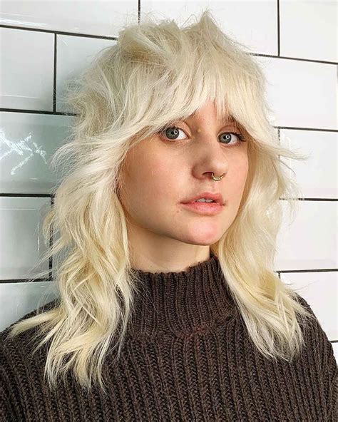 Seeing a wolfcut with bangs reveals surprising versatility for all faces 23