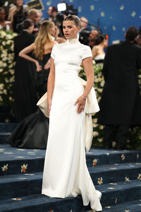 Sofia Richie Grainge choisit une robe dos-nu Tommy Hilfiger pour le Met