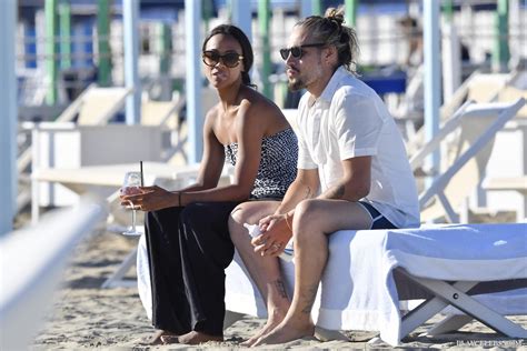 Celebrity Actress Zoe Saldana Nude And Sexy Swimsuit Pics - PlayCelebs.net