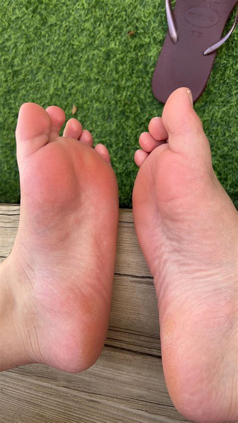 I love how my feet toes look like with my new nail polish 😍 [oc] : r