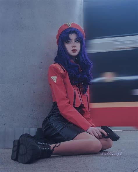 Misato recibe el Tercer Impacto con grandioso cosplay de Evangelion