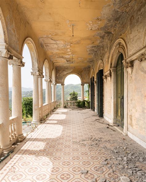 Abandoned 100-year-old Italian villa with a beautiful balustrade : r