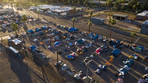 Vecinos en Phoenix interponen demanda por campamento de homeless