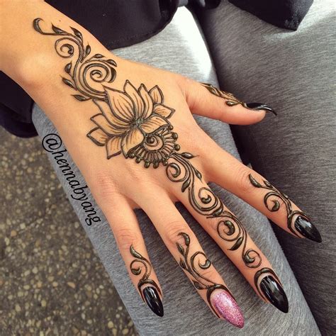 Beautiful lotus at the market! 🌸 ps. look at those nails! 😍 | Henna ...