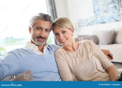Meia Idade Ou Meia Idade - Pares De Meia Idade Em Casa Felizmente Casados Foto de Stock - Imagem ...