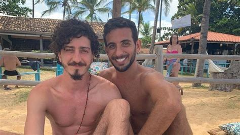 Johnny Massaro E Namorado - Johnny Massaro e o namorado posam juntos em evento no Rio de Janeiro