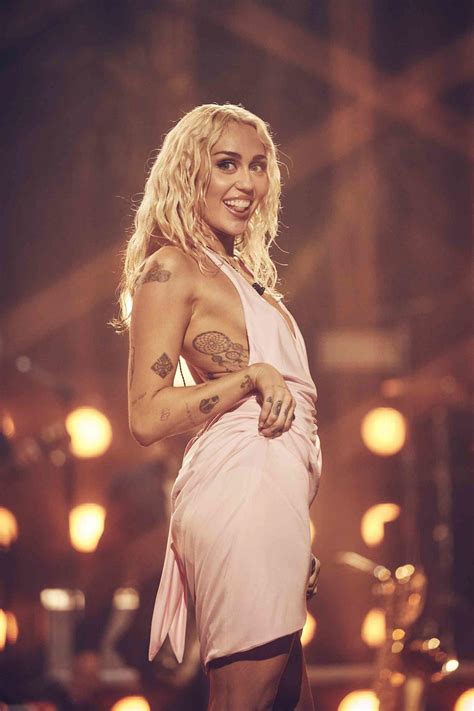 Miley Cyrus's Archival Mugler Crystal Headpiece Had a Matching